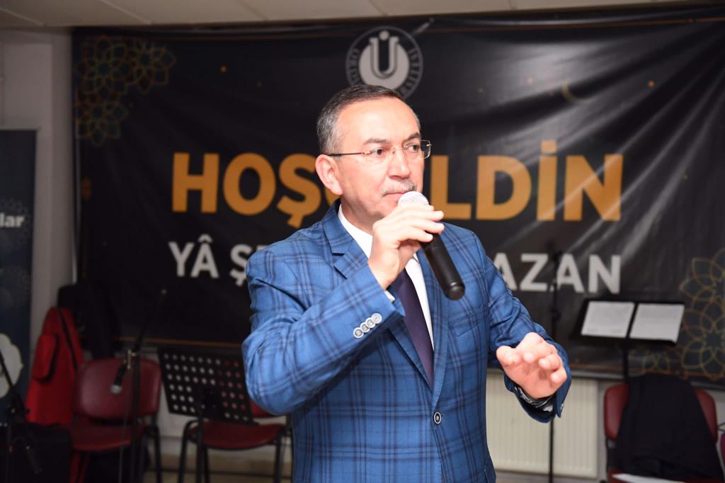 Rektör Prof. Dr. Ali Akdoğan, Altınordu Belediye Başkanı Aşkın Tören ile birlikte Cumhuriyet Yerleşkesi'nde düzenlenen iftar programında öğrencilerle bir araya geldi.