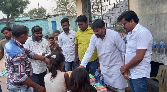 sawan_iyc's tweet photo. @IYCJharkhand  के अध्यक्ष श्री @AbhijitRajINC  के उपस्थिति में धनबाद जिला उपाध्यक्ष सावन सुमन के नेतृत्व में बाबा साहेब के जयंती के अवसर पर दलित बस्ती में बच्चों के बीच कलम, किताबे वितरण किया गया और निशुल्क पाठशाला का उद्घाटन किया गया। @IYC @srinivasiyc @sitaramlamba @Allavaru https://t.co/aaVlp9ZrXR