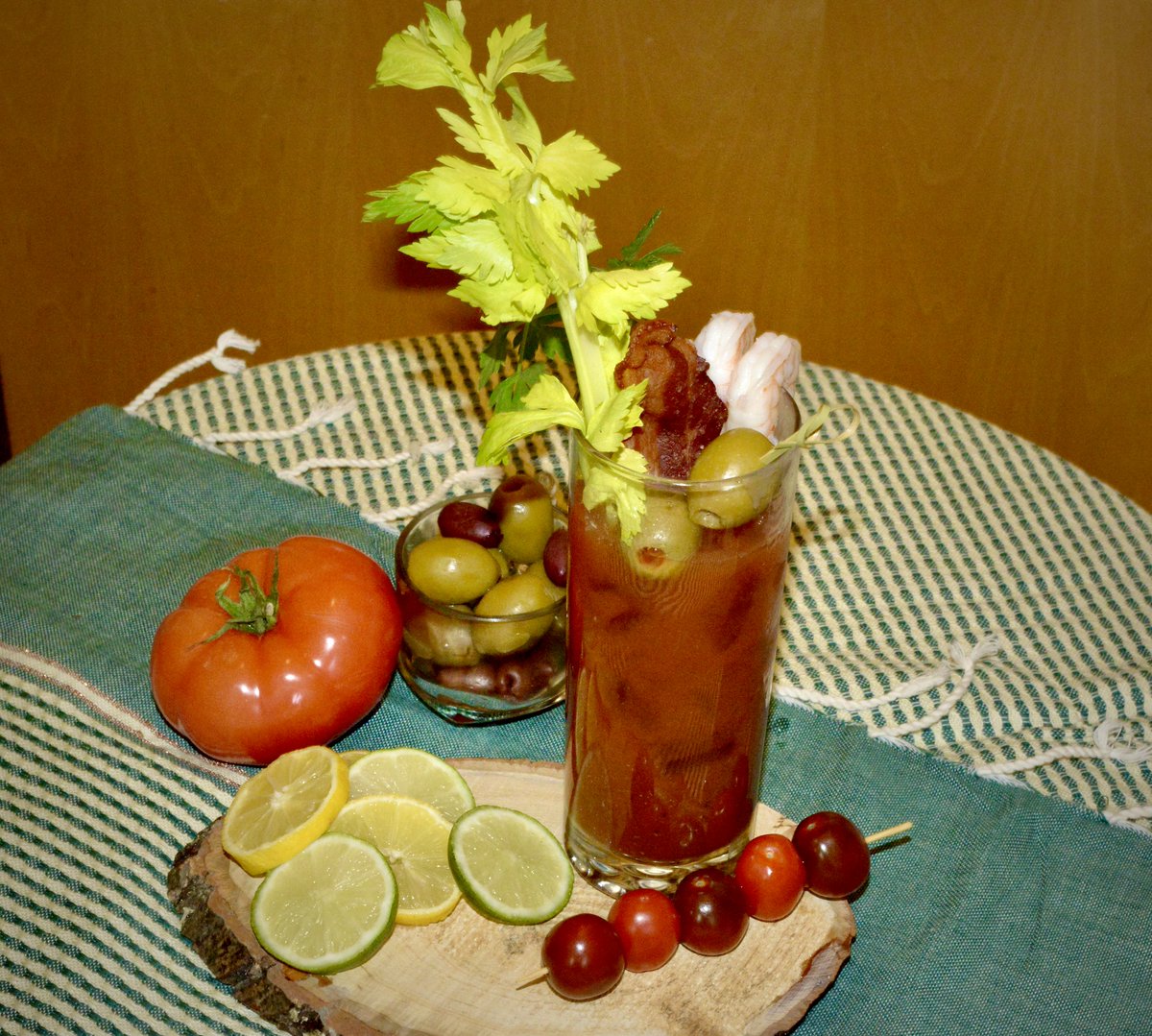 "Sometimes you need coffee, and sometimes you need a Bloody Mary."  Mike Dirnt 
twistonit.com/post/bloody-ma…