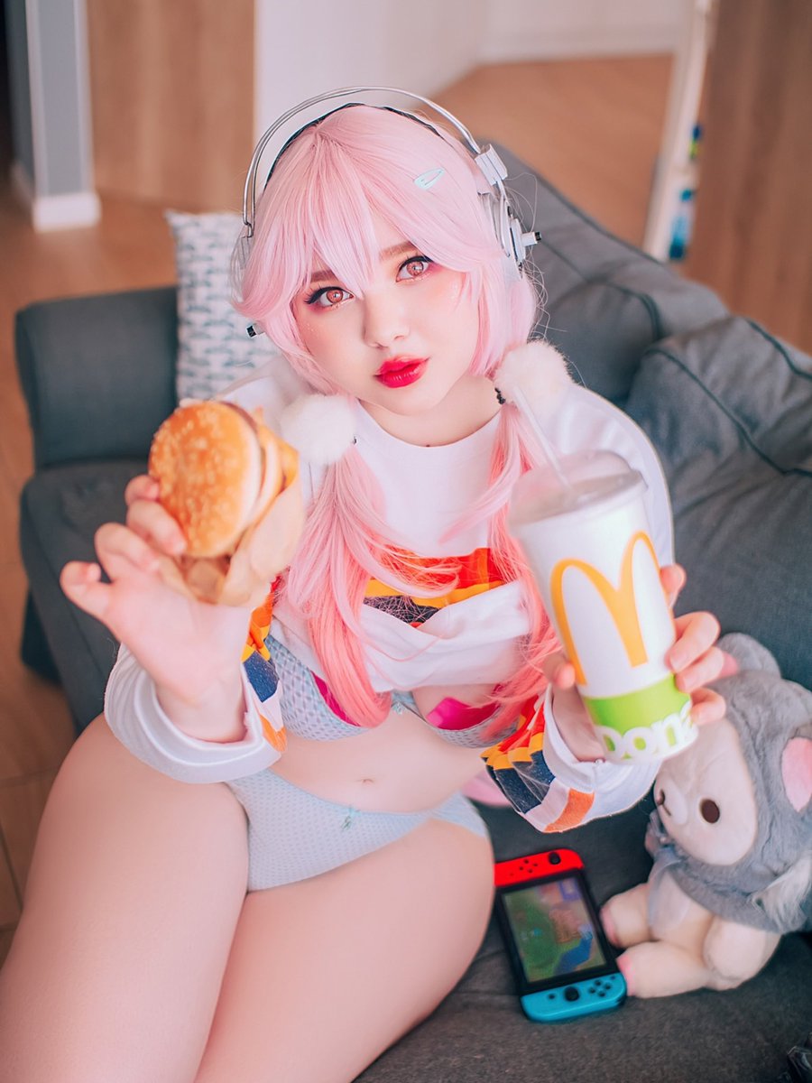 I’m looking for a gamer bf 👀 any volunteers?