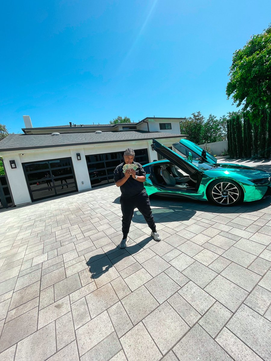 youngezee's tweet image. I just want to thank God and my Supporters for getting me my FIRST HOUSE!! I’m forever Grateful and I promise to never take y’all for granted! I would not be here without y’all !HOUSE TOUR👇🏽 youtu.be/B6AmP0pdCc0