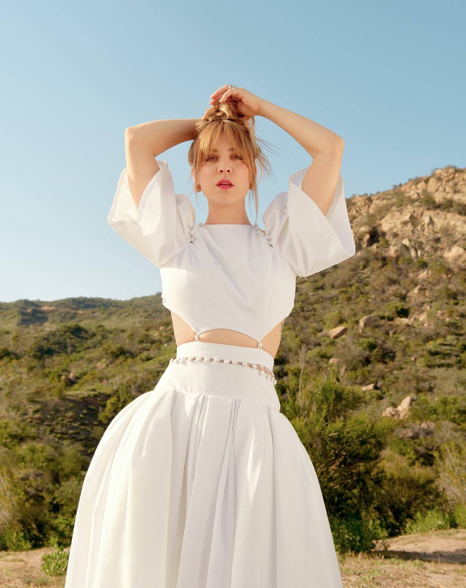 kaleycuoconet's tweet photo. Kaley Cuoco for Glamour (April 2022) https://t.co/ppJ34PHVds