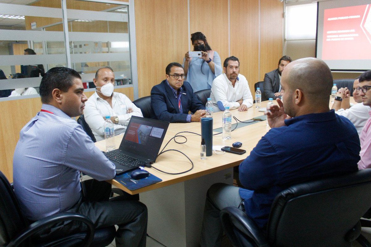 TPM_EC's tweet photo. 📣¡Visita de autoridades!
El viceministro de Transporte y Obras Públicas @FelixPilcoGye  y el alcalde de #Manta @agustinintriago, sostuvieron reunión con directivos de #TPM para conocer antecedentes, gestión y proyectos a futuro establecidos en el Contrato de Delegación 🔝👏 https://t.co/PUQPUbfkTr