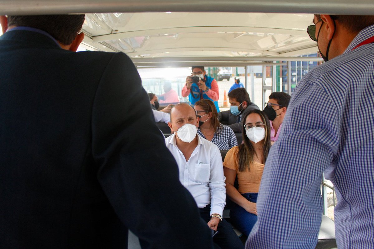 TPM_EC's tweet photo. 📣¡Visita de autoridades!
El viceministro de Transporte y Obras Públicas @FelixPilcoGye  y el alcalde de #Manta @agustinintriago, sostuvieron reunión con directivos de #TPM para conocer antecedentes, gestión y proyectos a futuro establecidos en el Contrato de Delegación 🔝👏 https://t.co/PUQPUbfkTr