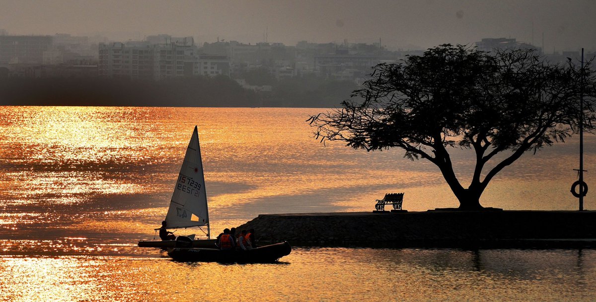 HiHyderabad's tweet photo. Shall we say #GoldenLake? 🤩👌

📸: @mounika_THI 
#HussainSagar #Hyderabad https://t.co/6HaInxRu25