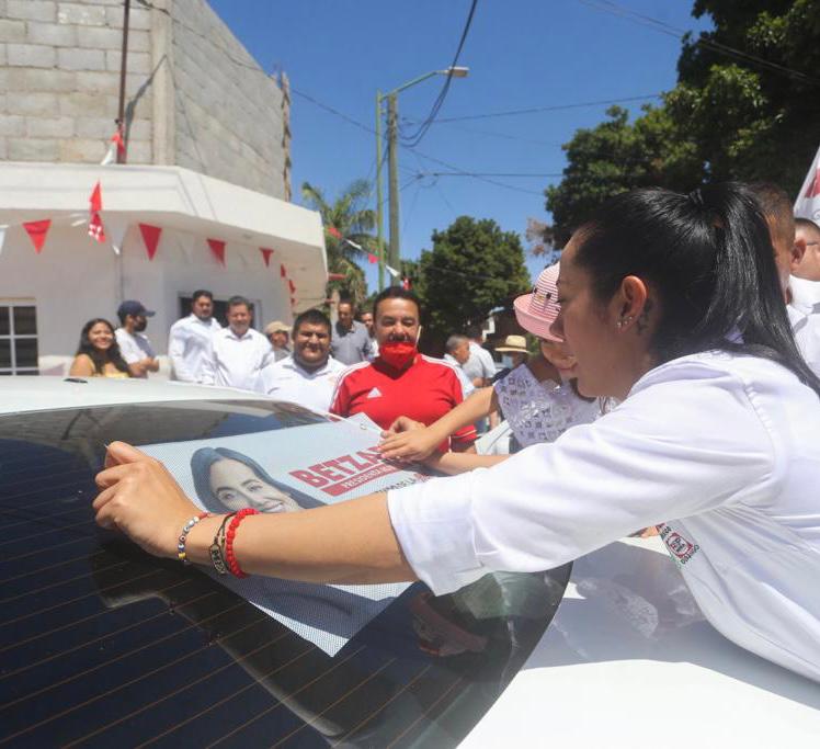 BetzabeMtzA's tweet photo. El sindicato de taxis libres de la base Jaime Meraz de #GómezPalacio va con #Morena porque saben que ya le toca a la clase trabajadora, saben que ya #EsTiempoDeLaGente. https://t.co/jV9m21aHx5