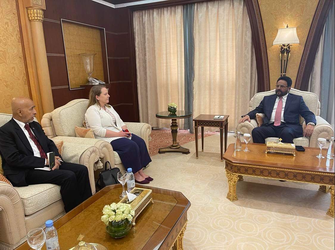 maribpost's tweet photo. نائب رئيس مجلس القيادة الرئاسي محافظ مأرب اللواء سلطان العرادة يستقبل نائبة السفير الأمريكي لدى بلادنا كاثلي ويستلي والملحقين العسكري والاقتصادي بالسفارة ويناقش معهم تطورات الأحداث والخروقات الحوثية المتواصلة للهدنة. https://t.co/VjIVcsdH1L