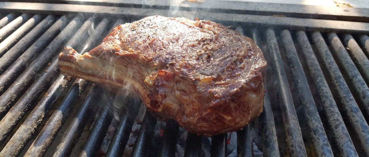 Un animal en la brasa, carne de <a href="/luarlomo/">Luis LM</a>. Cowboy steak.