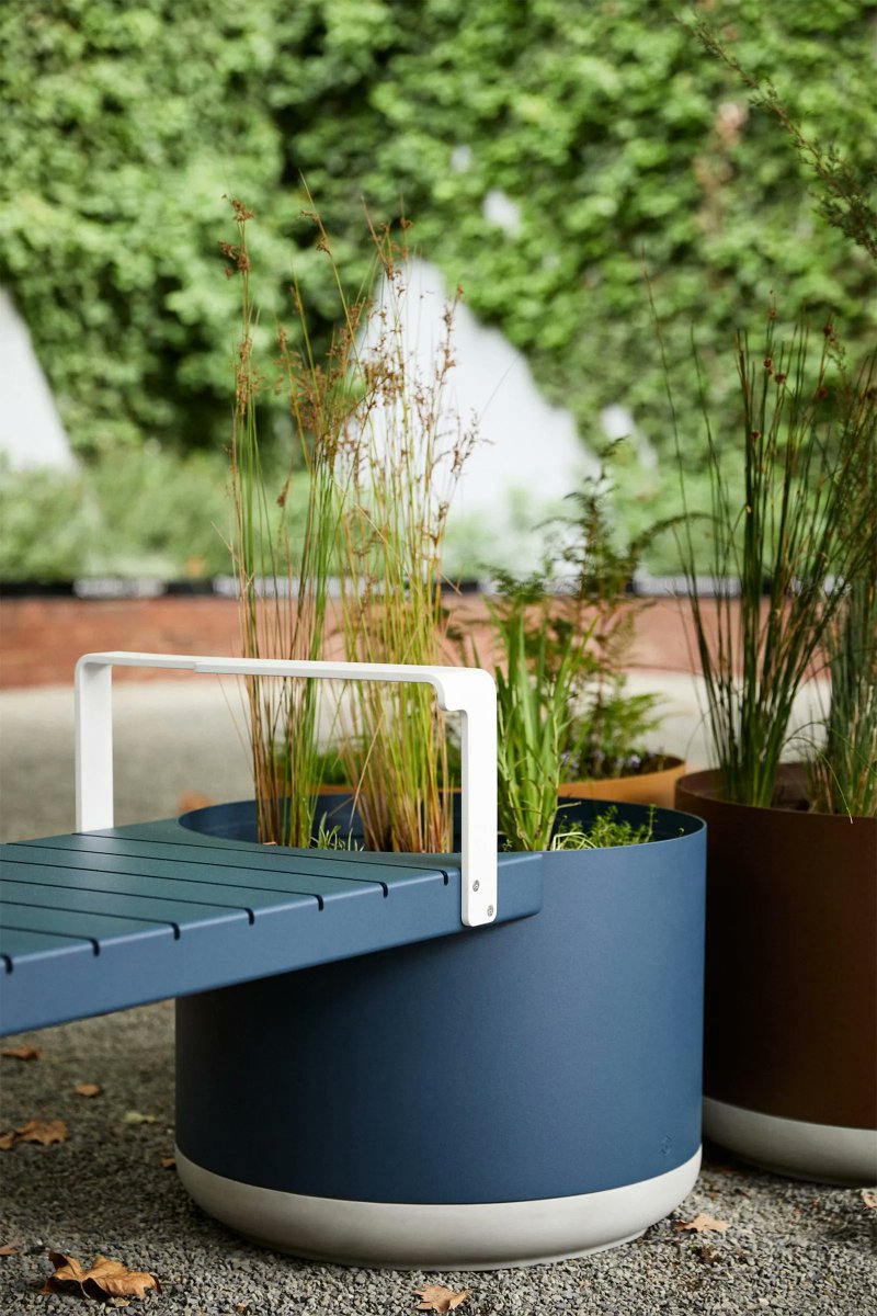 DesignAnthology's tweet photo. DESIGN / Marking the fifth collaboration between designer Adam Goodrum and outdoor furniture manufacturer Tait, the Xylem collection is a modular planting and seating system that connects plants and people
#designerfurniture #furnituredesign #australia #australiandesigner https://t.co/97OZkuAoAl