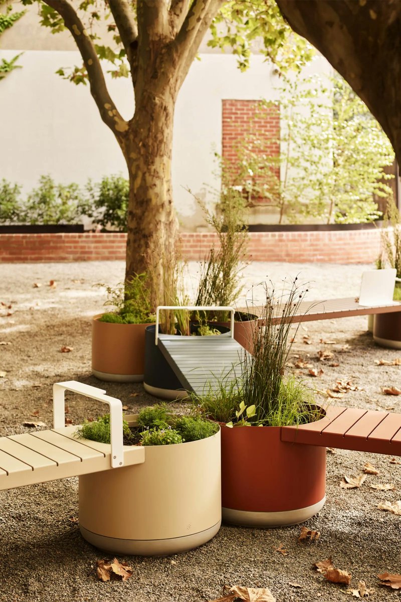 DesignAnthology's tweet photo. DESIGN / Marking the fifth collaboration between designer Adam Goodrum and outdoor furniture manufacturer Tait, the Xylem collection is a modular planting and seating system that connects plants and people
#designerfurniture #furnituredesign #australia #australiandesigner https://t.co/97OZkuAoAl