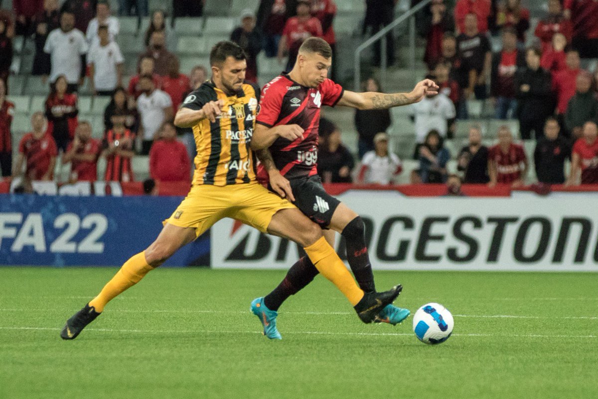 radiortc's tweet photo. Final
El tigre cayó por la minima ante Paranaense en Curitiba 🇧🇷.

#Paranaense 1 - 0 #TheStrongest 
⚽️ Terans 65’ de penal.

El tigre cae al tercer lugar del grupo B por la 🏆 Copa Libertadores.

📸 APG https://t.co/rs9RBRcslR