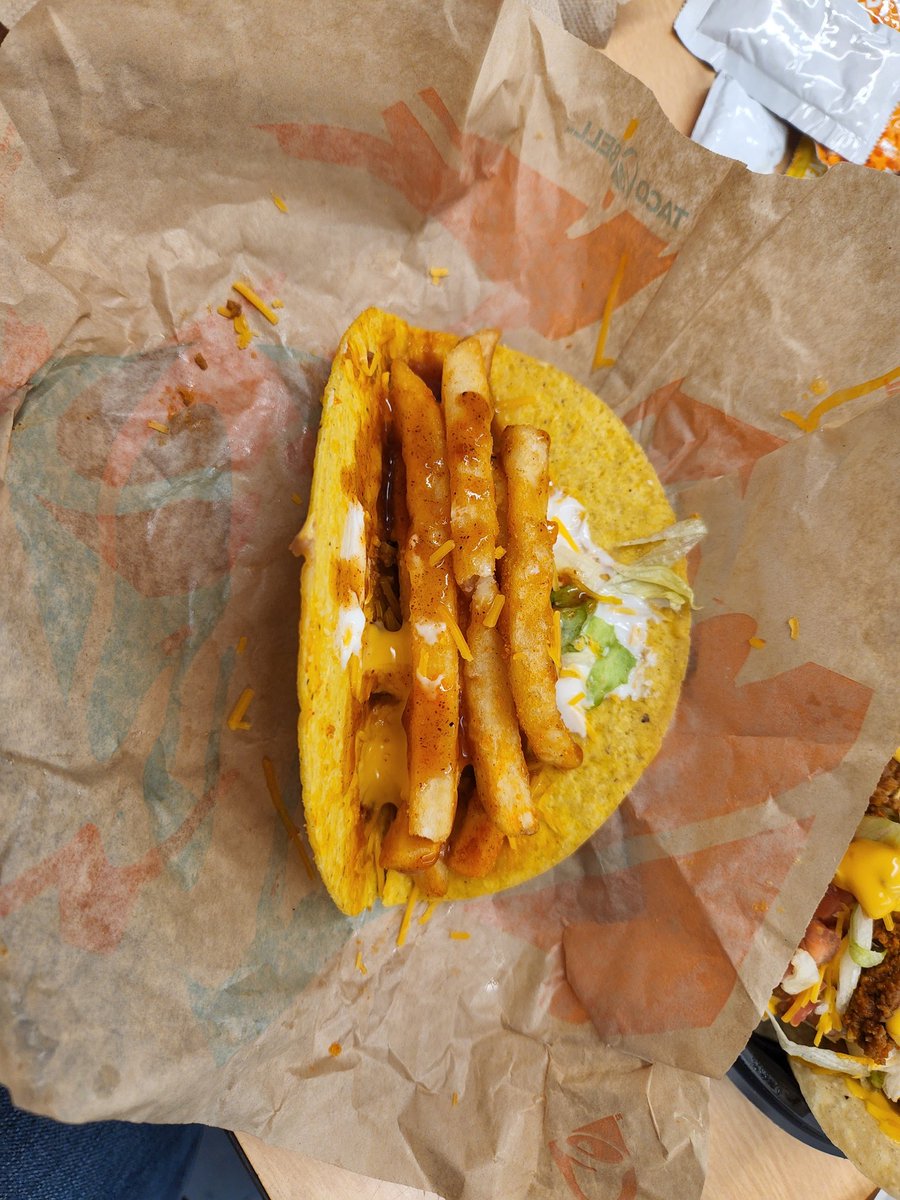 Mystic676's tweet photo. So what I do is order the number 5 &amp; order nacho fries. Dump the contents of the taco on top of the nachos with the nacho cheese from the fries &amp; put the fries in the taco shell &amp; then put mild sauce &amp; breakfast salsa to make a French fry taco. @tacobell https://t.co/m1EjisxjqC