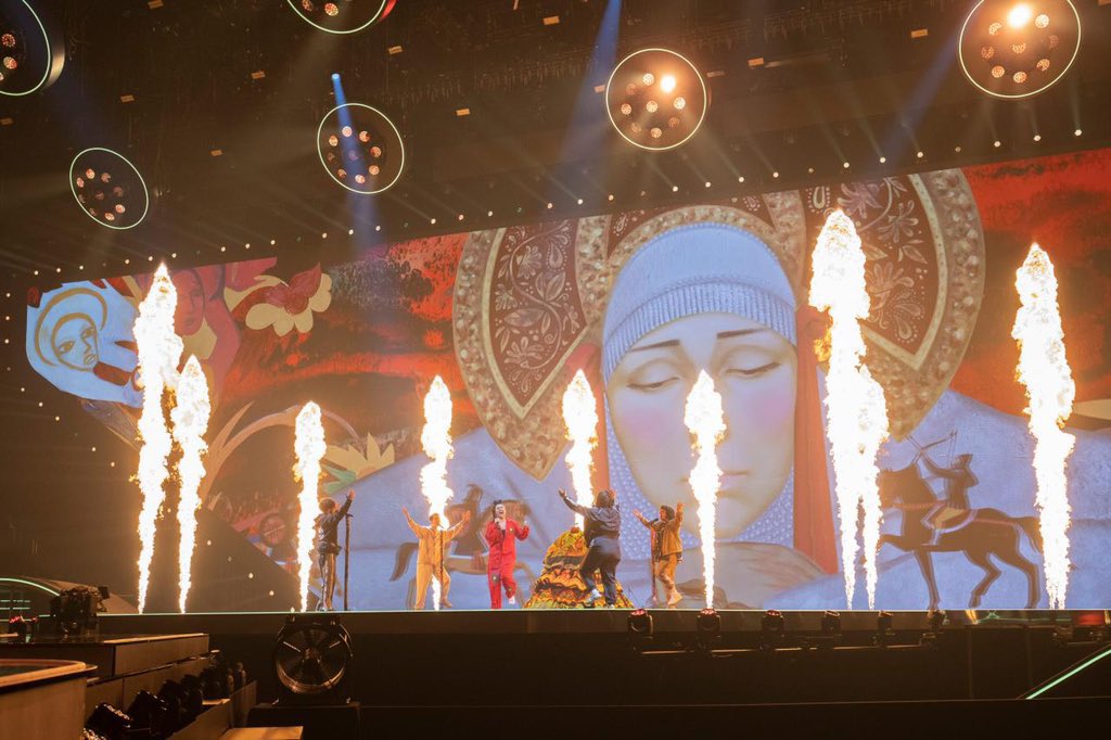 ESCitanews's tweet photo. Manizha ci porta sul palco la Russia che si ribella agli stereotipi ed imposizioni. Speriamo di rivedere presto questa Russia sul palco eurovisivo.
#eurorewind #Eurovision https://t.co/12MCE14sGD