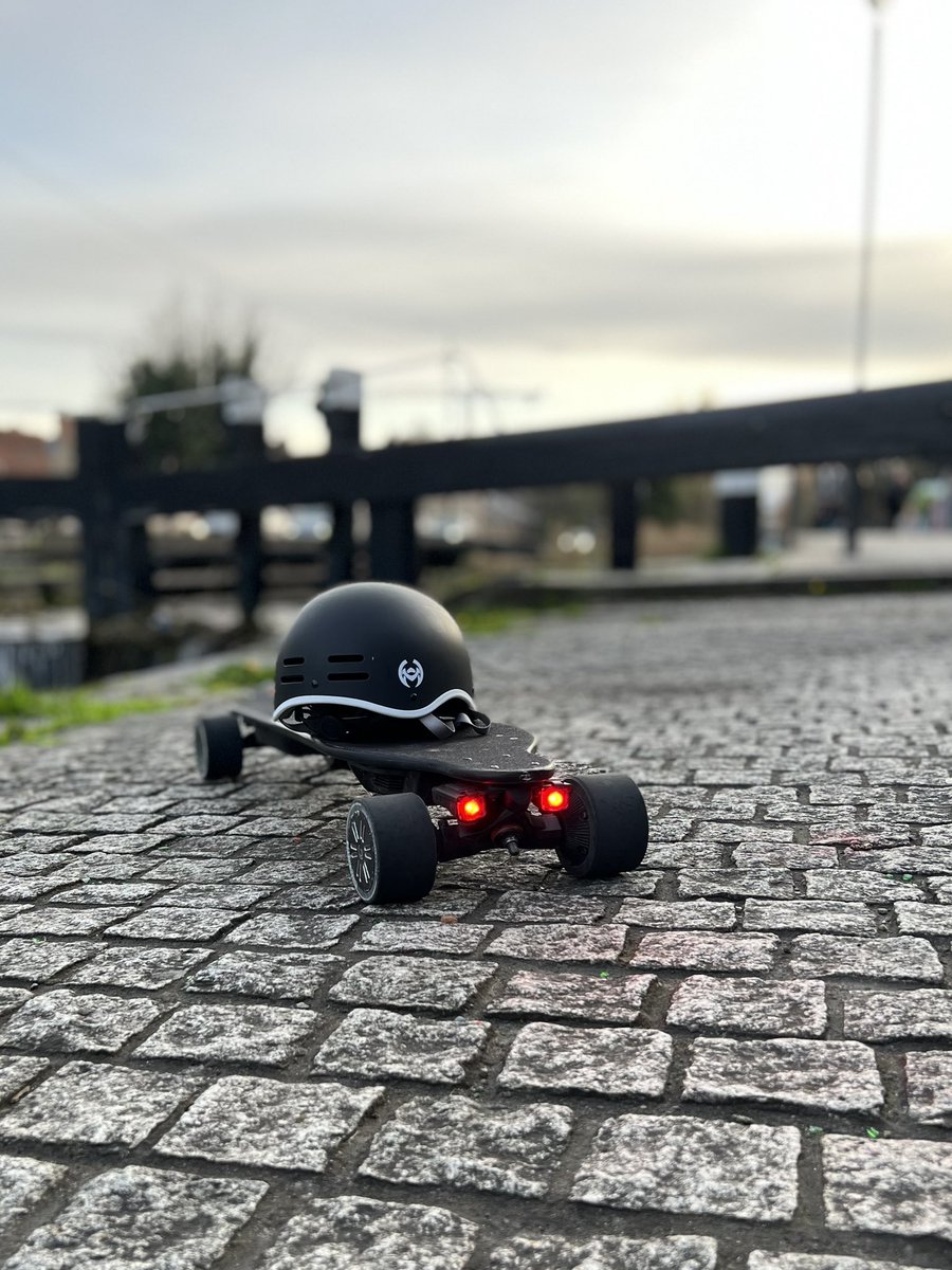 ronanhutch's tweet photo. Lovely evening to come home from work on my electric skateboard! 

#esk8 #electricskateboard #esk8community #meepoboard #meepoV3 #meeposhufflev4 #meepohurricane #boostedboard #electricakateboard #eskate #skateboard #electriclongboard  #eskateboard #Dublin #ireland #shotoniphone https://t.co/6cD6WbXERh