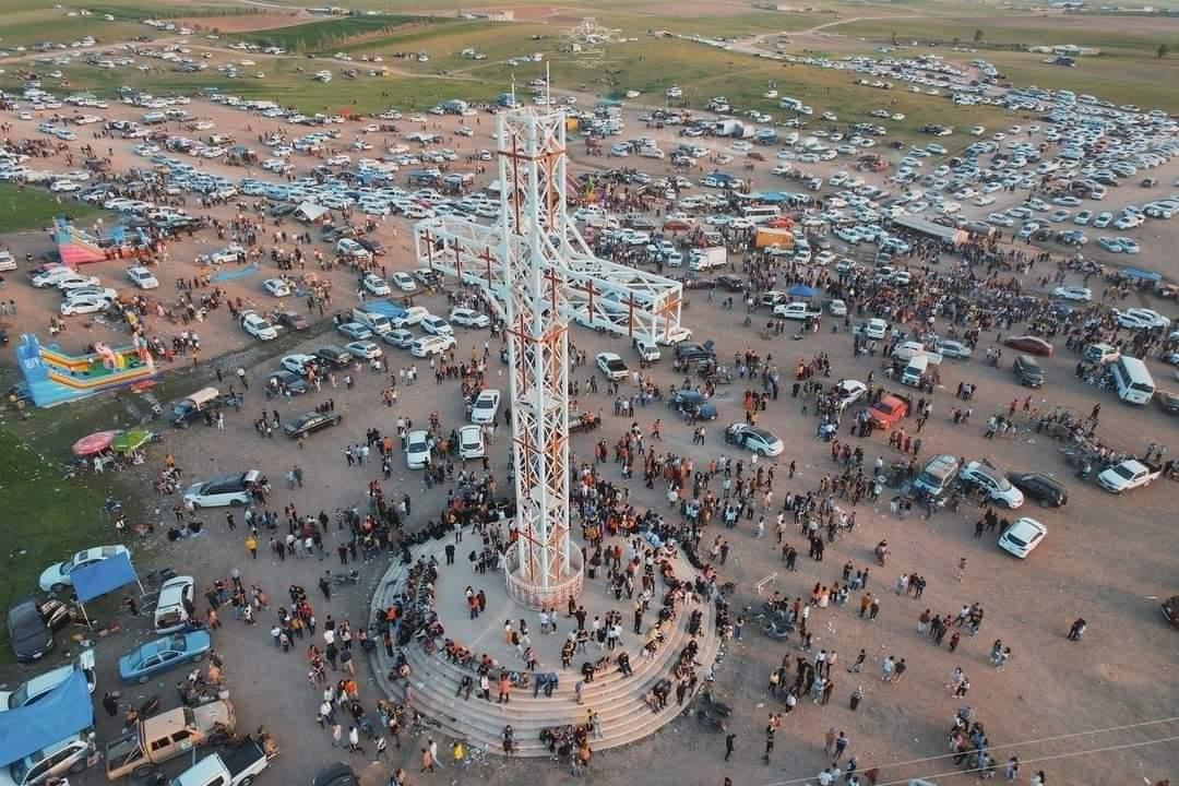 HabtamuAyalew21's tweet image. ኢራቅ ውስጥ የሚገኘው ግዙፉ መስቀል ይህ ነው።  ኢትዮጵያ ደብረ እንቁ ልደታ በቤተክርስቲያኗ ይዞታ ላይ እየተሰራ ያለውን ግዙፍ መስቀል 24 ሜትር ከተገነባ በኋላ አብይ አህመድ ወታደር ልኮ በኃይል ግንባታውን አስቁሞታል።