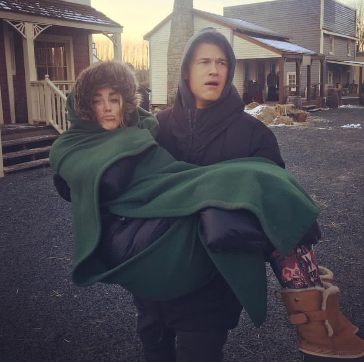 caitylotz's tweet photo. Okay going to the archives for some #bts @TheCW_Legends #RenewLegendsOfTomorrow https://t.co/1B4jiSTq5c
