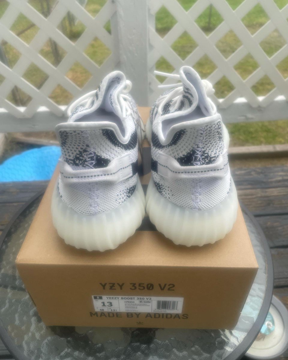 Soles864's tweet photo. Yeezy 350 “Zebra”
Size 13
#yeezy #adidas #yeezy350 #zebrayeezy #buy #sell #trade #like #comment #share #explore #explorepage #kanyewest #worldwide #greenvillesc #sneakerhead #sneakers https://t.co/kXfSHTAvZS
