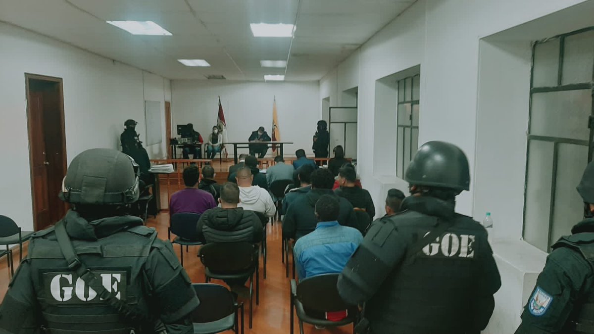 AntisanaNews's tweet photo. #Ecudaor | Juez dictó prisión preventiva contra 13 personas –entre ellas alias “Viche”, líder de la banda “Los Lobos”–. Fueron detenidas en 17 allanamientos en #Imbabura y #Pichincha. La banda estaría dedicada al transporte, distribución y expendio de drogas en la Sierra norte https://t.co/Q3JZOFZzRC