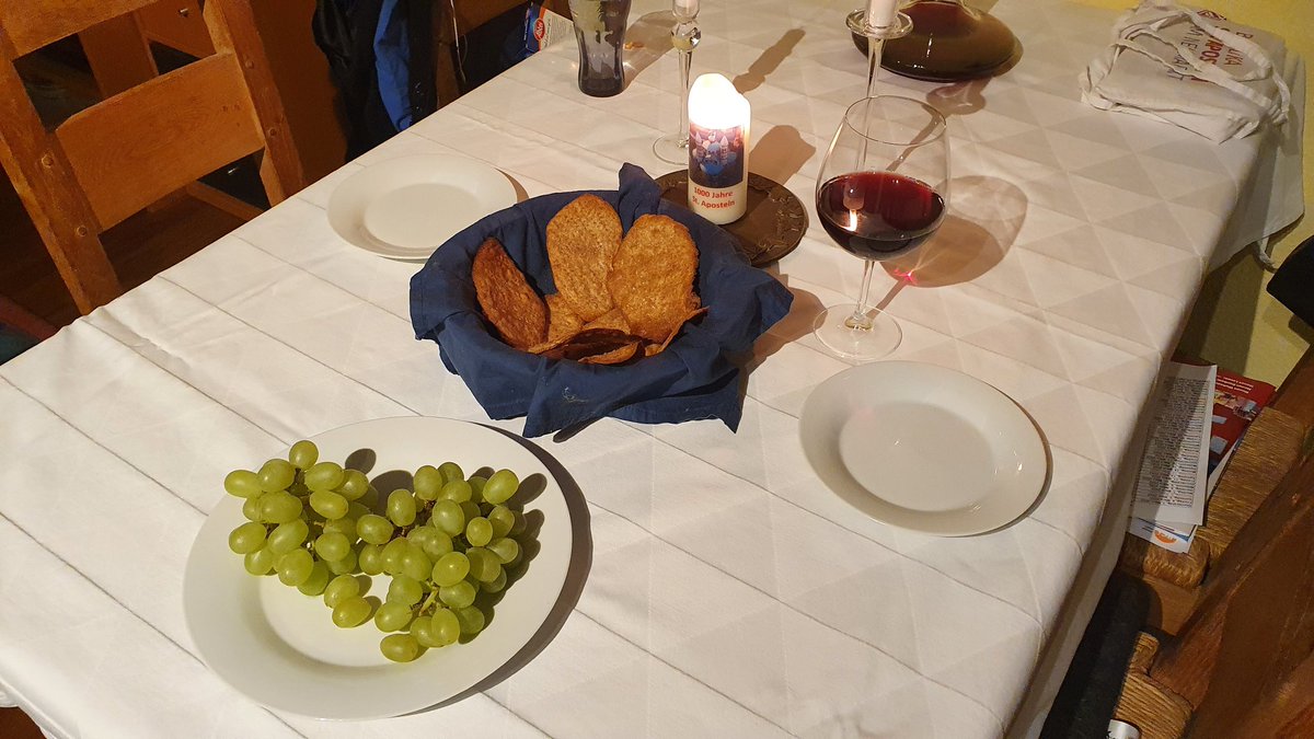 Stanislaus2210's tweet photo. #Abendmahl mit #Rotwein, #Weintrauben und #Matzen https://t.co/ReJAshVALU