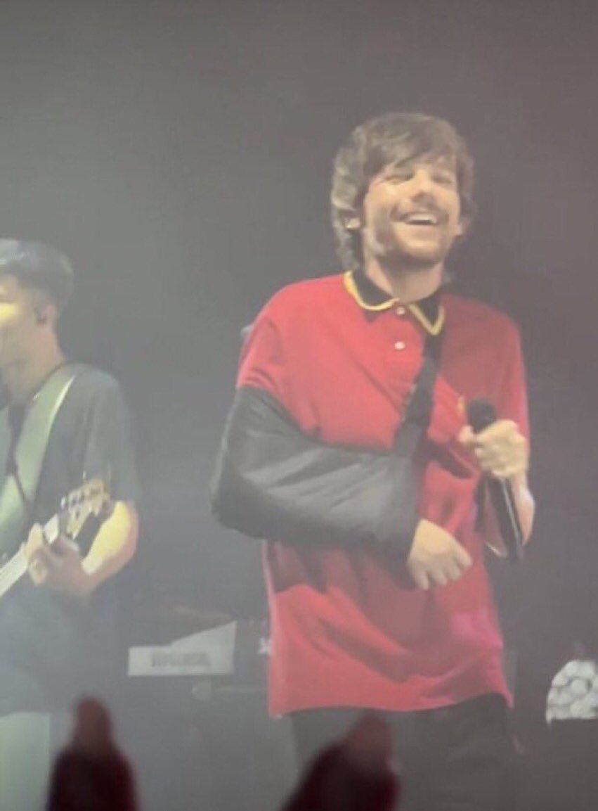 Louis on stage tonight.😁🥰

 #LTWTPoznan