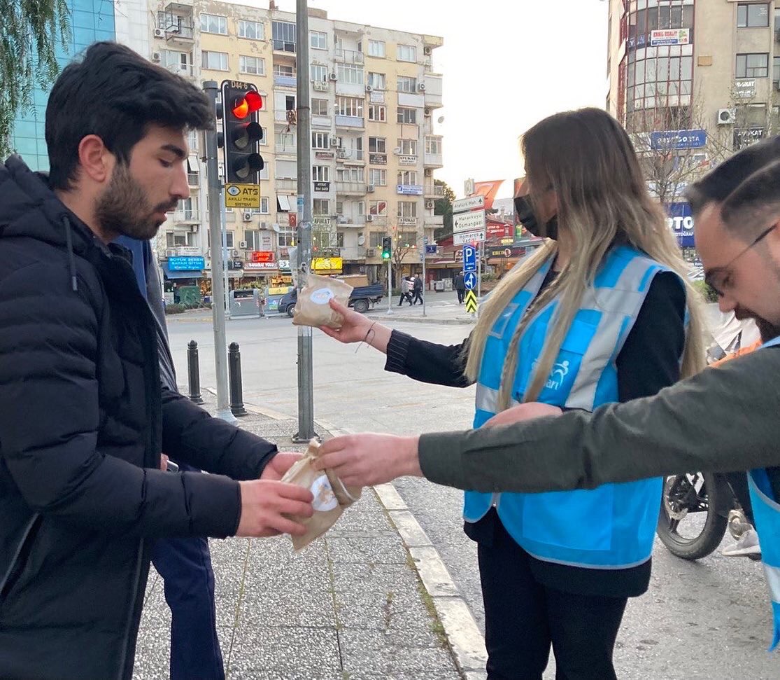 Bornova’nın her yerinde Ak Gençliğin İzi var!
Trafikte kalanlar,iftara yetişemeyenler telaşlanmasın.
#İftara5Kala Bornova Meydanda iftariyelik ikramlarımızla oradaydık😎