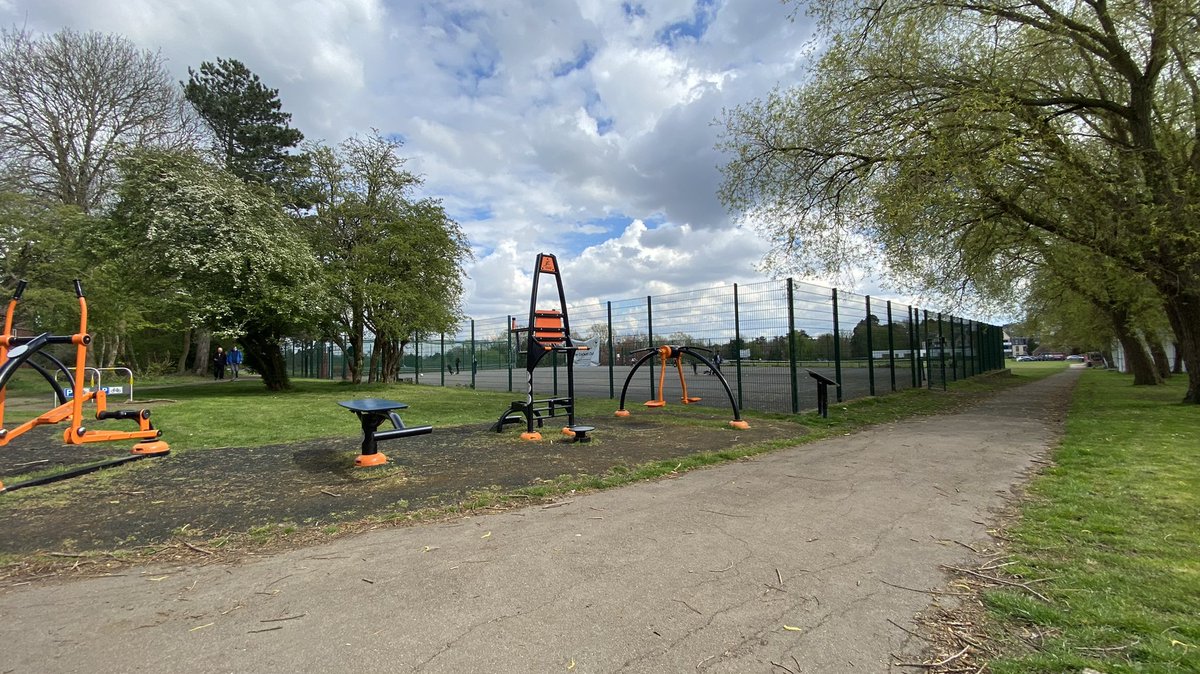 We punctuated our perambulatory peregrinations of #Pinner by perching our posterior on a pew with a view in Montesole Park.

We listened to the racket in the tennis court whilst staying vigilant for the reported drug-related activity in the vicinity.

#BeSafe