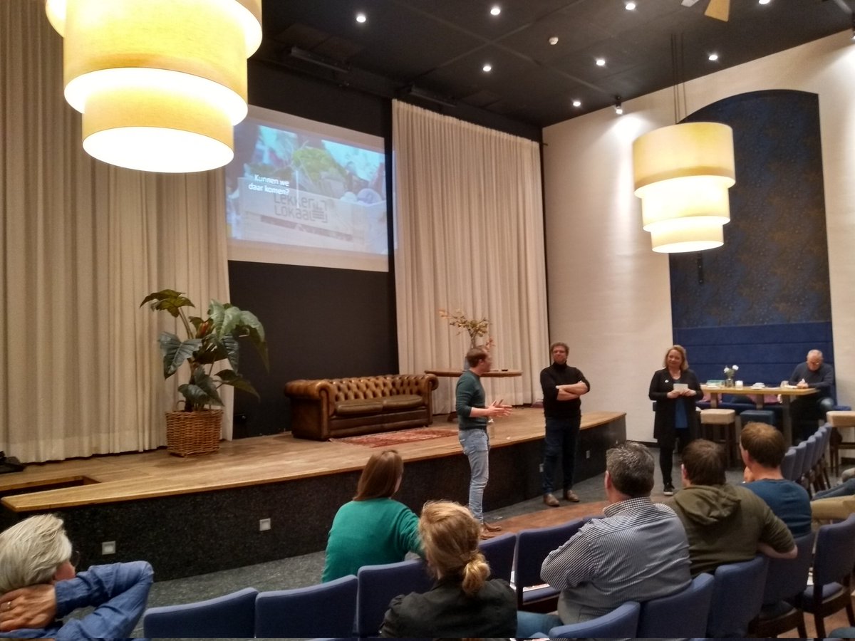 jantentije's tweet photo. Twentenaren in gesprek over de toekomst van Twente - transitie landbouw, met o.a. @AlexDatema @KoenOldeHanter onder leiding van Heleen Lansink van @DeMelktapperij #samenwerken #korteketen https://t.co/VY0a6gD9xU