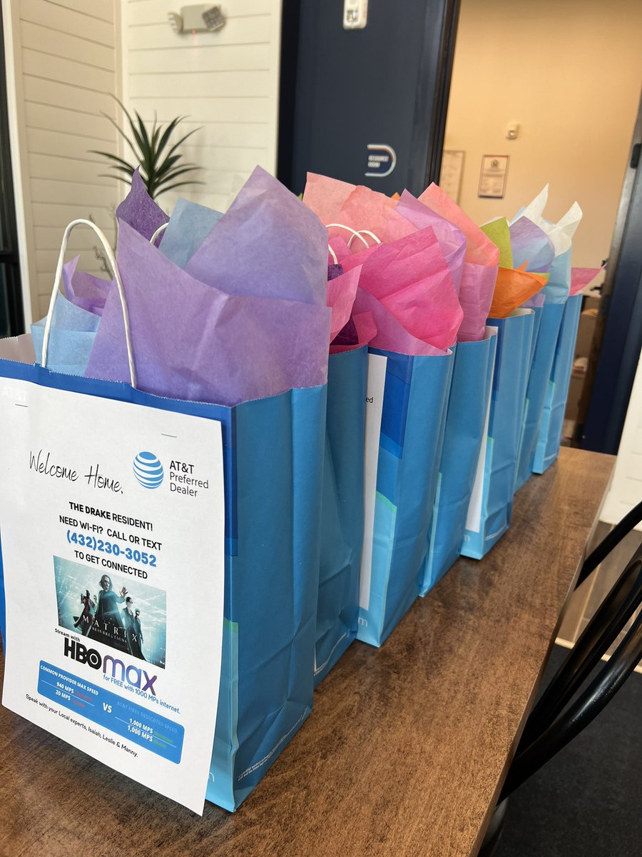 sas2109rules's tweet photo. @lo_munz @TexasPride11 @adrinquiroz 
@CC034E @KrisLogueWTX 
The most important thing about building relationships in ⚡️Connected Communities⚡️⚡️ is absolutely following through on every commitment as promised.  No excuses…getting it done! @ Drake teas for my leasing peers too. https://t.co/QbiBtt5bX7