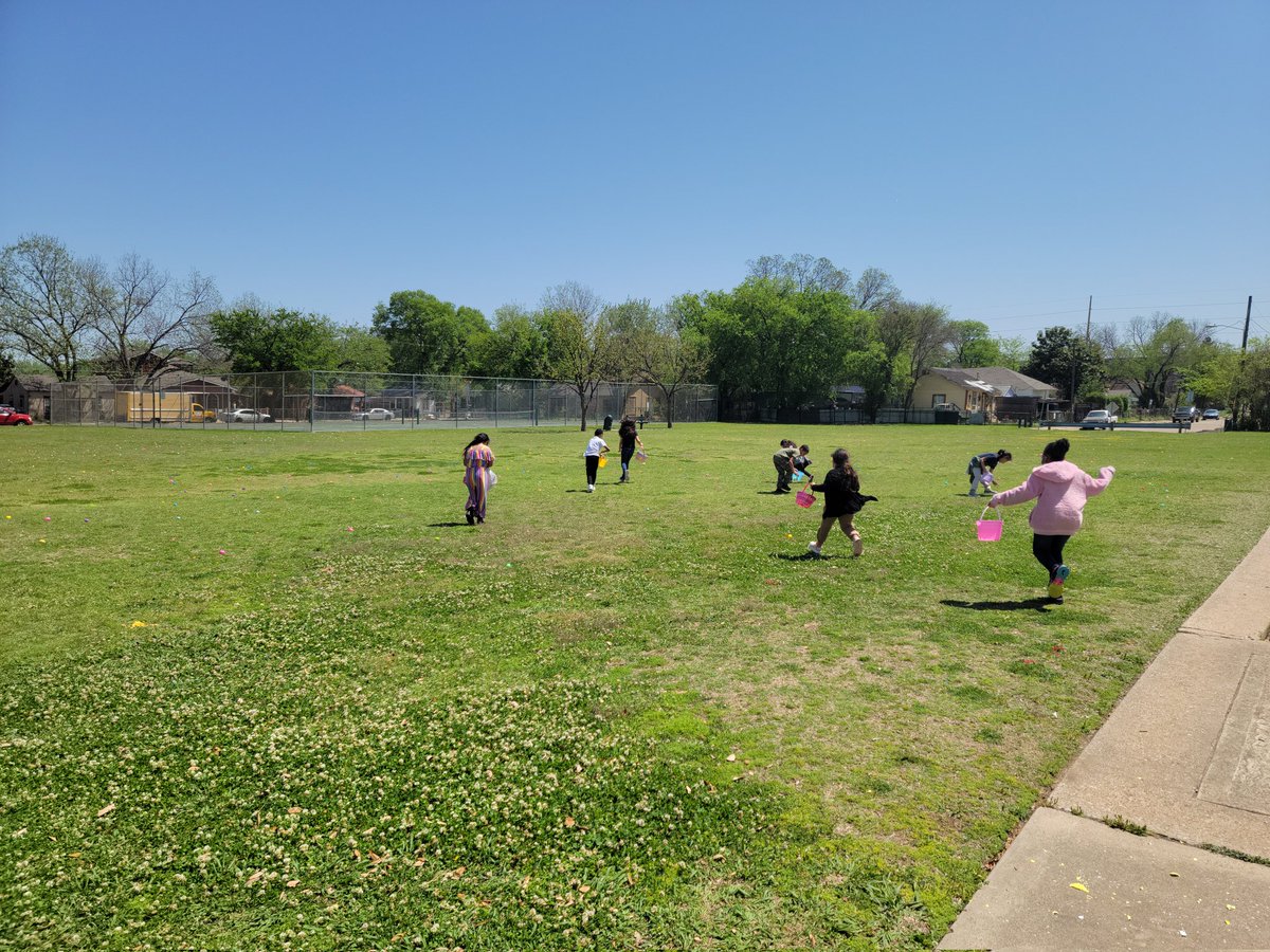 LDZ_FAM's tweet photo. 2nd grade enjoy Easter egg hunt! https://t.co/ZNZF8XSjLf