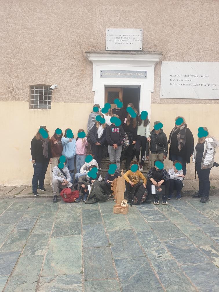 Isa2b75's tweet photo. Aujourd'hui, les élèves de 6ème du collège L. Boujot de Porto Vecchio et leurs profs ont visité le musée Paoli. Après avoir échangé avec Sylvain Mattei et Georges Casaromani sur le métier de menuisier, ils sont repartis avec 1 beau cadeau. #museupasqualepaoli #stradapaolina https://t.co/7YI3Zpl4pJ