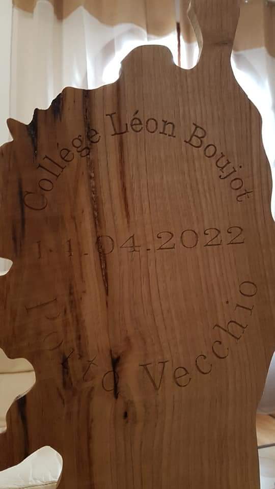 Isa2b75's tweet photo. Aujourd'hui, les élèves de 6ème du collège L. Boujot de Porto Vecchio et leurs profs ont visité le musée Paoli. Après avoir échangé avec Sylvain Mattei et Georges Casaromani sur le métier de menuisier, ils sont repartis avec 1 beau cadeau. #museupasqualepaoli #stradapaolina https://t.co/7YI3Zpl4pJ