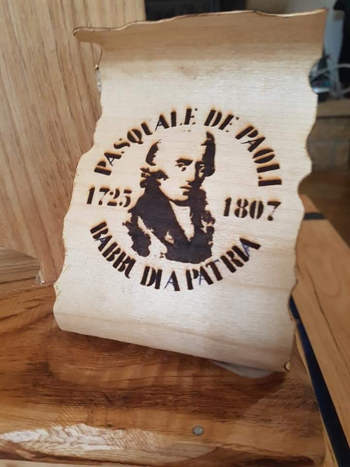 Isa2b75's tweet photo. Aujourd'hui, les élèves de 6ème du collège L. Boujot de Porto Vecchio et leurs profs ont visité le musée Paoli. Après avoir échangé avec Sylvain Mattei et Georges Casaromani sur le métier de menuisier, ils sont repartis avec 1 beau cadeau. #museupasqualepaoli #stradapaolina https://t.co/7YI3Zpl4pJ