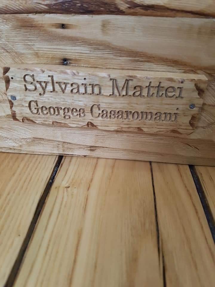 Isa2b75's tweet photo. Aujourd'hui, les élèves de 6ème du collège L. Boujot de Porto Vecchio et leurs profs ont visité le musée Paoli. Après avoir échangé avec Sylvain Mattei et Georges Casaromani sur le métier de menuisier, ils sont repartis avec 1 beau cadeau. #museupasqualepaoli #stradapaolina https://t.co/7YI3Zpl4pJ