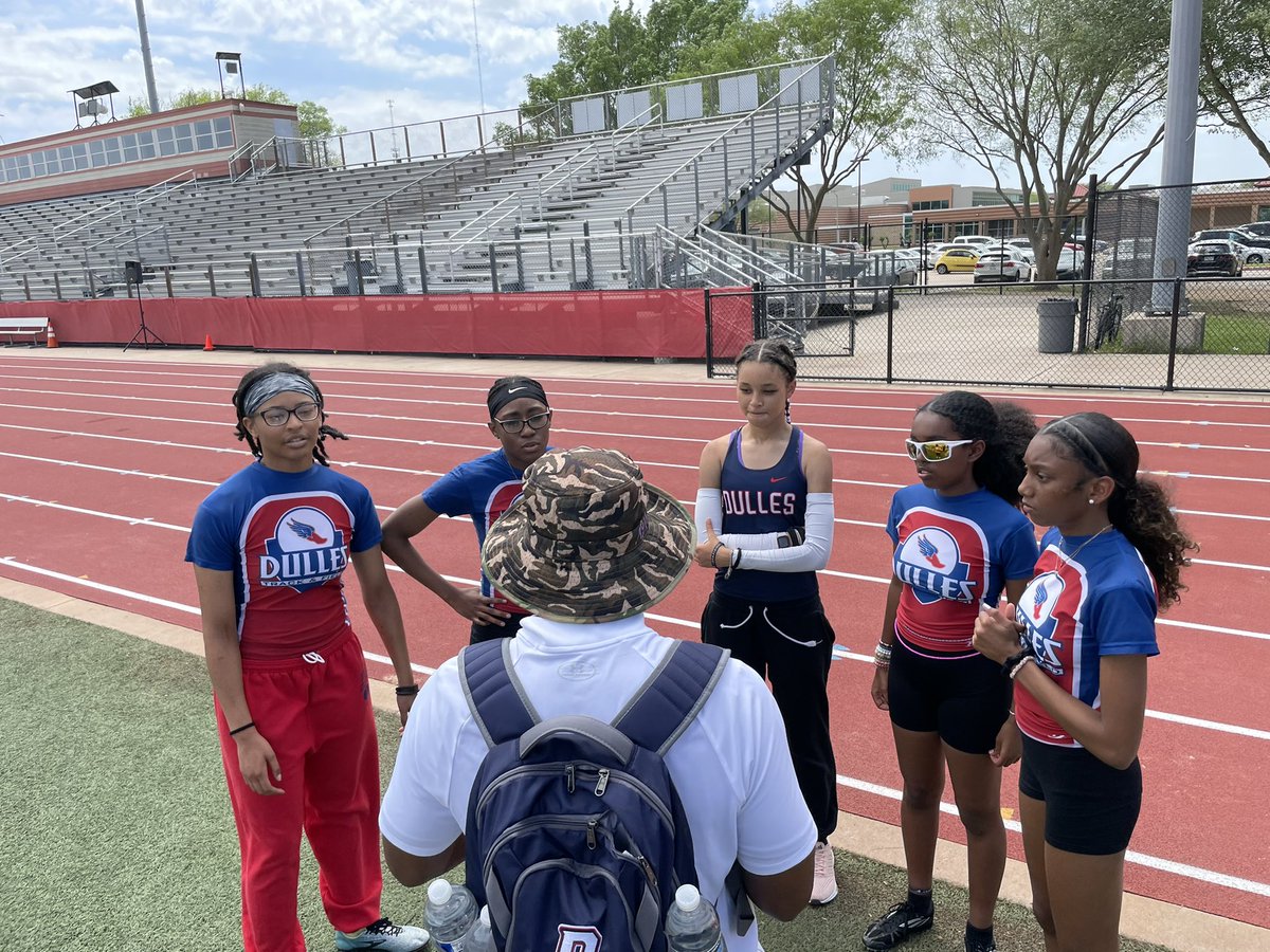 ChristinaJamer4's tweet photo. Almost time! Letβs go!!!! @DullesHSTrack @DullesGBB @DHS_Vikings #relaygirls ππΎββοΈππ½ββοΈβ₯οΈ https://t.co/WnvmoFN2St