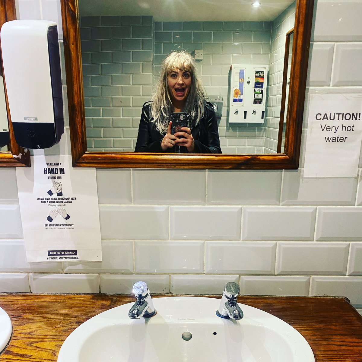 TheDollyrots's tweet photo. WHY SPLIT HOT AND COLD WATER?
#ukstuff #ofcourseitshot #blendthemwithonevalve https://t.co/ySMwNlHoVj