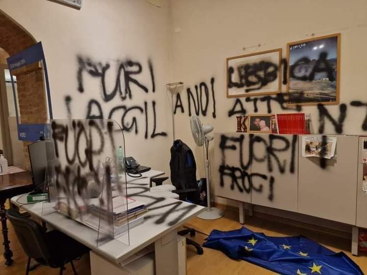 salvamarra's tweet photo. All'università di #Siena. Solidarietà alla compagna vittima di questa violenza vile.
Urge una strategia di lotta #antifascista europea.
Il @Europarl_IT voti una risoluzione che sciolga le formazioni neofasciste in #Europa. Il governo sciolga i partiti #neofascisti italiani ora https://t.co/7Kz9jAdsQl
