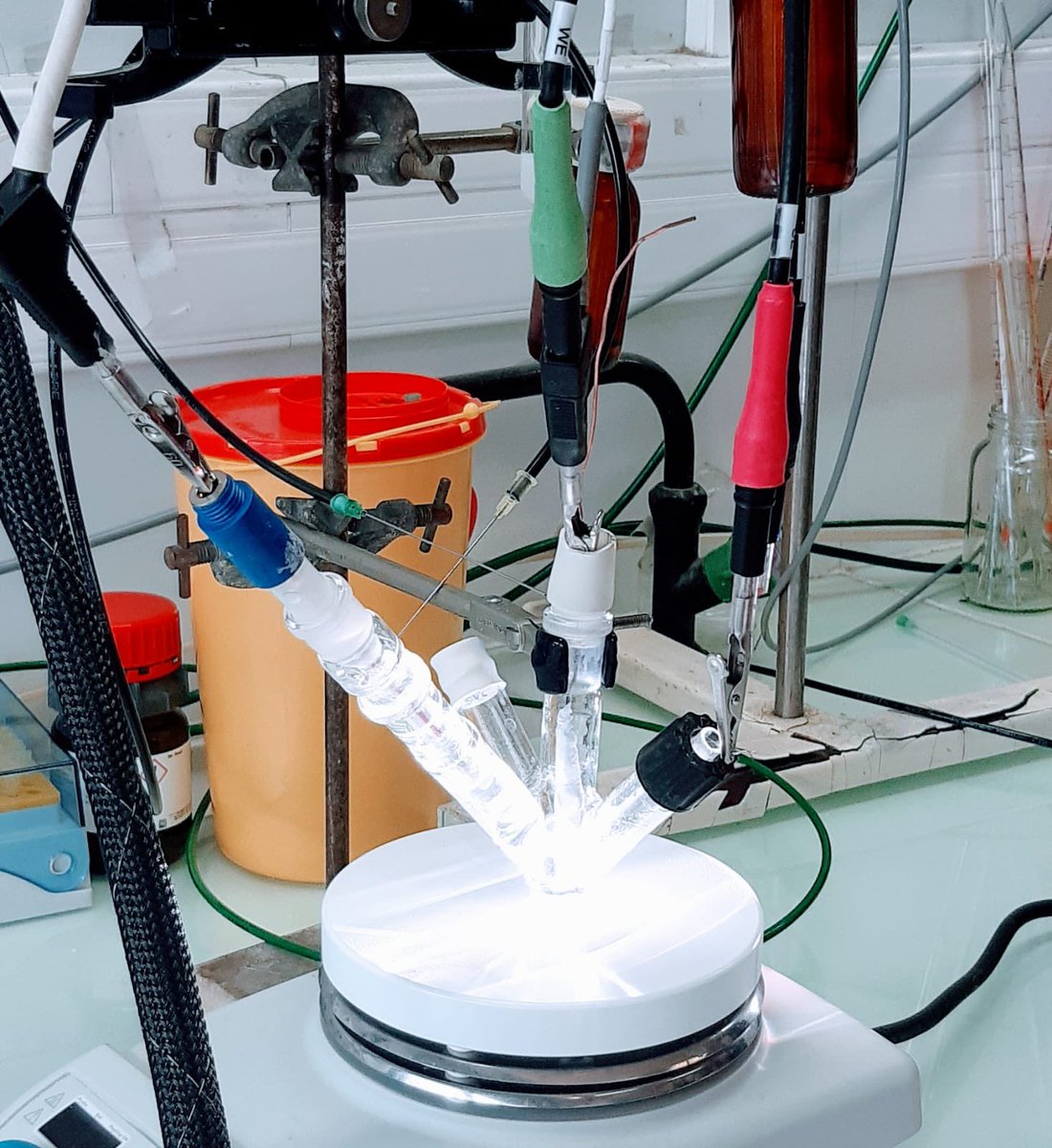 kressmann's tweet photo. Merci le CNRS le LEM l’université de Paris pour ce partage exemplaire de connaissances et de compétences... me permettant de revivre les activités expérimentales réalisées avec mes étudiants de BTS Métiers de la Chimie https://t.co/W4Sjkk0JeI
