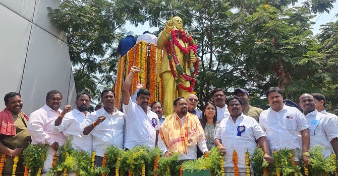 SayannaMLA's tweet photo. బోయిన్ పల్లి మార్కెట్ యార్డు ముందు ఉన్న డా. BR అంబెడ్కర్ గారి విగ్రహానికి నివాళులు అర్పించిన కంటోన్మెంట్ ఎమ్మెల్యే శ్రీ.జీ.సాయన్న గారు.

#Secunderabadcantonment https://t.co/P1W99O7Eqf