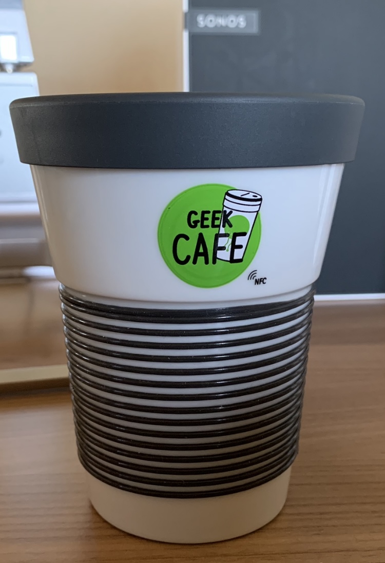 GeekCafe's tweet photo. Wie wäre es, wenn wir das Konzept #Kaffeetasse ☕️ nochmal ganz neu überdenken ? #gccup https://t.co/CM1Eu26Xa0