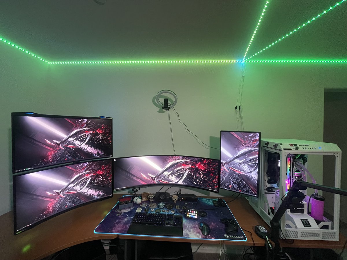 BtnaGaming's tweet photo. Loving my setup!!!! just 1 more monitor and I'm done I promise ;) #ROGGameInStyle #ROGMotherboard https://t.co/nyj0rqBgYw
