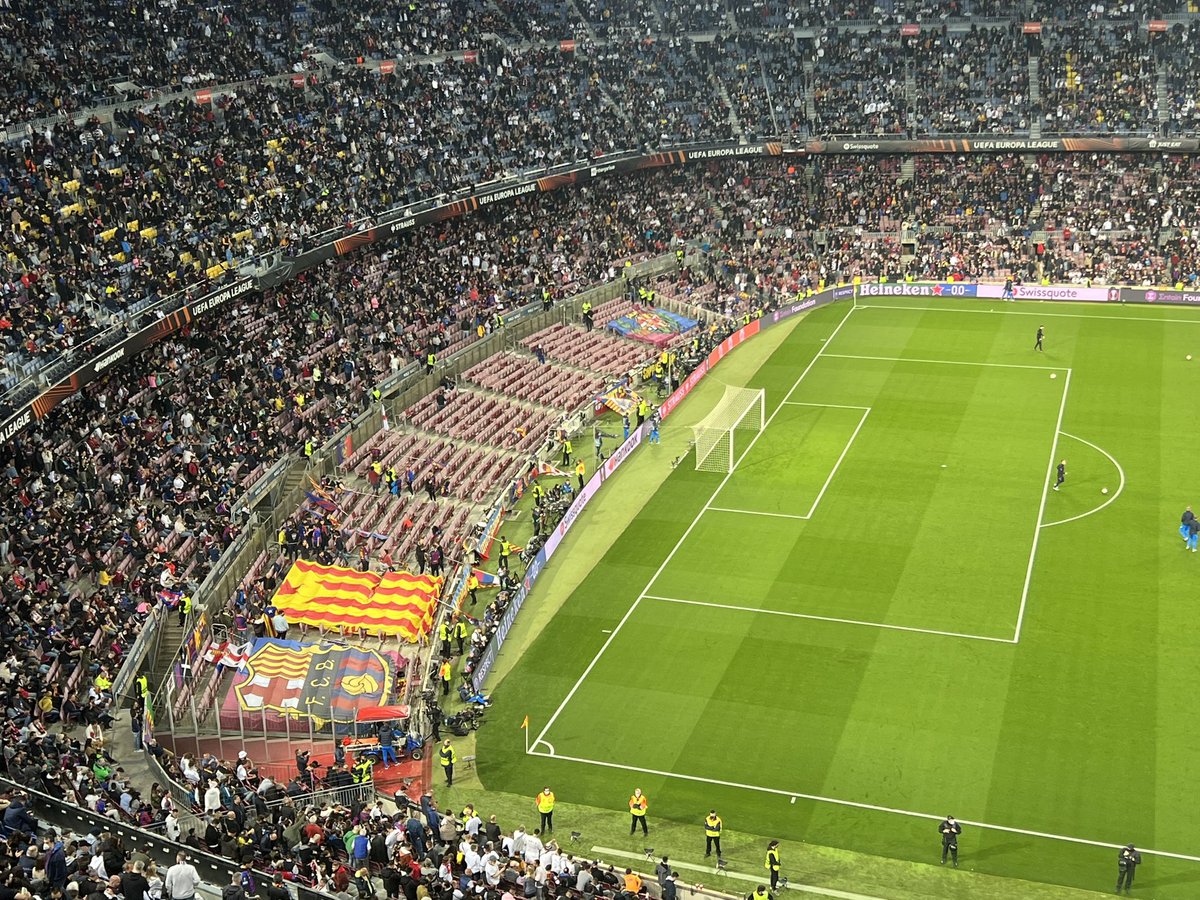 🚨 Die Fans auf der 'Gol Nord' haben aus Protest der vielen Frankfurt-Fans im Camp Nou das Stadion zur Halbzeit verlassen. 

#FCBSGE #SGE