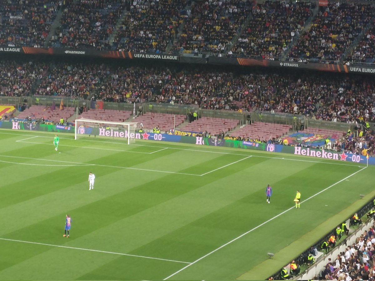 breakingtorrent's tweet photo. La grada d'animació s'ha emprenyat. Mentrestant l'afició de l'Eintracht ens xiula i se sent com a casa. Molt bé @FCBarcelona https://t.co/lS67vPavEE