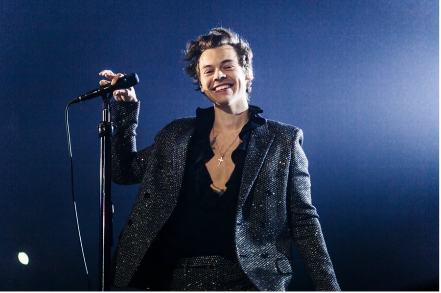 IronicMusic's tweet photo. #OnThisDay in 2017 @HarryStyles reached his first number one hit as a #soloartist. Sign of the Times broke #EdSheeran’s 13 week run of being number one. #HSHQ #Harryshouse https://t.co/ky8R5RZowQ