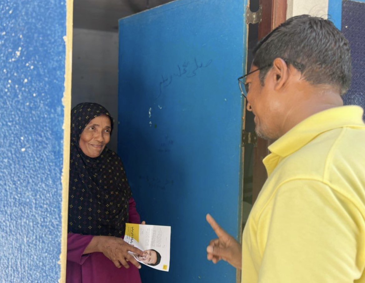 އިންތިޚާބެއް ކާމިޔާބުކުރުމަށް ބޭނުންވާ ހުރިހާ ސިފައެއް ލިބިފައިވާ ކެންޑިޑޭޓެއް؛

އެންމެން ދަނޭ
ފުރިހަމަ އިތުބާރު އޮވޭ
މުއާމަލާތު ކުރުމުގެ ހުނަރުން ފުރިފައި
ކިބުރުވެރިކަމެއް އެއްގޮތަކަށްވެސް ނެތް
އާދަޔާޚިލާފު ބާރު ސްޕީޑާ މުރާލިކަން

#ThilafathugeRamzu
#InthiAaEku