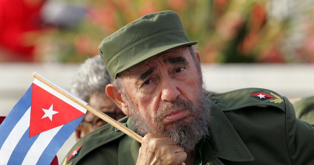 Te recuerdo así, porque así te conocí, un maestro, un amigo, un líder. Olvidarte nunca será fácil y más cuando a diario todo lo que hago es pensando en tí, siempre así; con tu mirada penetrante, con tu bandera🇨🇺 de gigantes yo digo ¡Fidel está aquí! #VamosConTodo #IzquierdaUnida