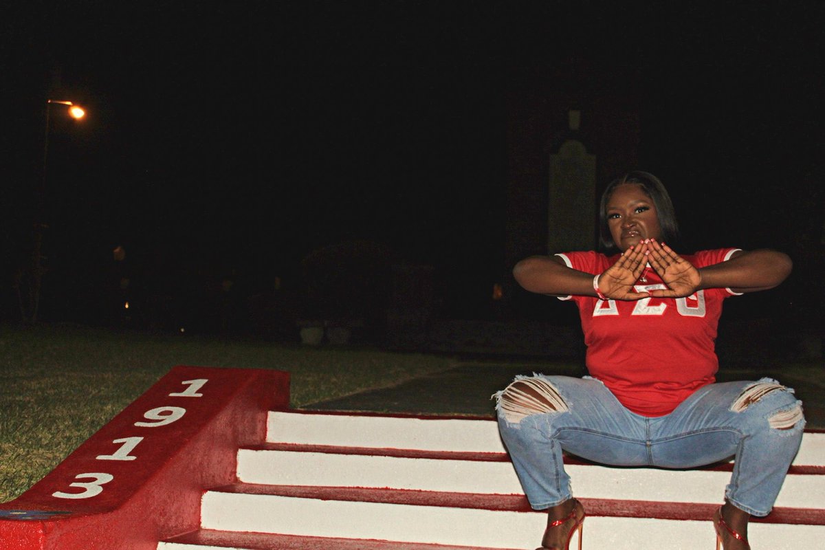 shaayshaayy's tweet photo. The yard wasn’t live until the 5ive arrived🔺🐥
•
•
•
#firstdayOWT
#hardAF
#AOML
#DST #1913
#GammaTau https://t.co/mINQiQ3Bg1
