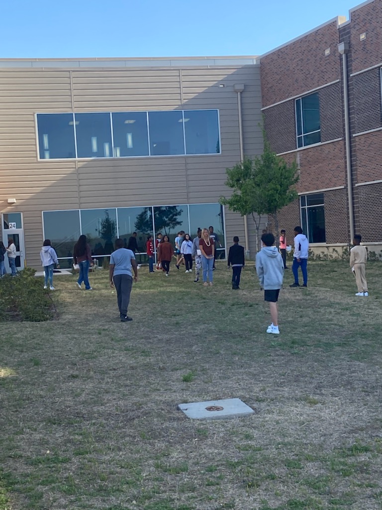 Today our 6th graders had a Patterns of Power egg hunt! Students hunted for: nouns, verbs, adjectives, conjunctions, and punctuation. Students then used focus phrases to create sentences.  @writeguyjeff <a href="/VistaRidgeMS/">Vista Ridge Middle</a> pic.x.com/lOT9J5Sze6