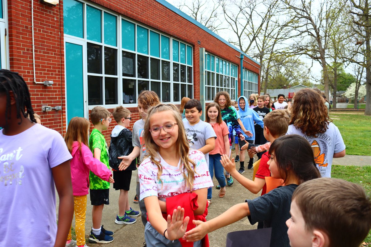 kcs__district's tweet image. @KCS_Johnson students had quite the afternoon today! 😁It started w/ the K-2nd graders hosting an academic 🎉pep rally🎉 for the 3-5th graders featuring the @KCS_DBHS Band. 🎶🎺🥁 Then, there was a Ribbon Cutting ✂️ for the new Tot Playground!💚