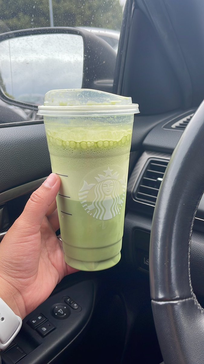 julo_thegreat's tweet photo. thank you @Starbucks for giving me a Venti Matcha Latte … that’s pretty much all foam and a third of a drink i actually ordered for FULL PRICE https://t.co/kaTN3LuDsw