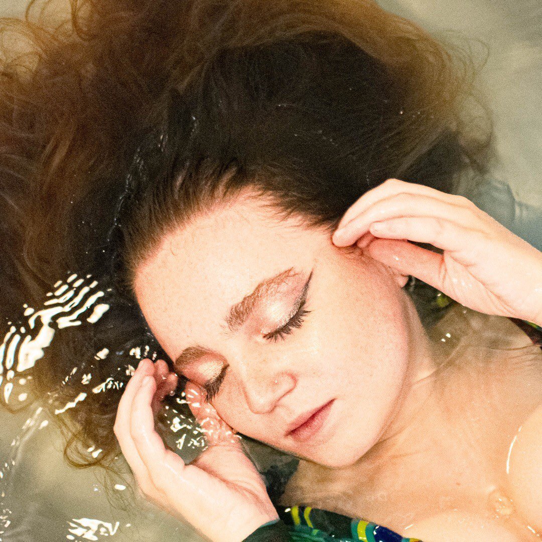 WE BREATHE 🫁 IS OUT TOMORROW EEEEE!!!!!!!!!! 

Follow the link for a cheeky pre-save, go on 😉 I dare ya!!

distrokid.com/hyperfollow/da…